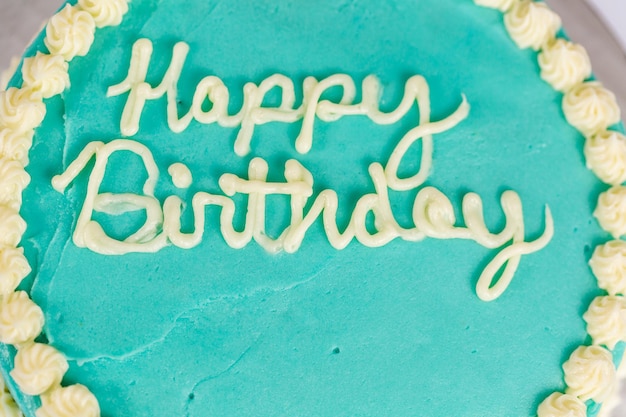 Hacer un pequeño pastel de cumpleaños para el cumpleaños de un niño pequeño.