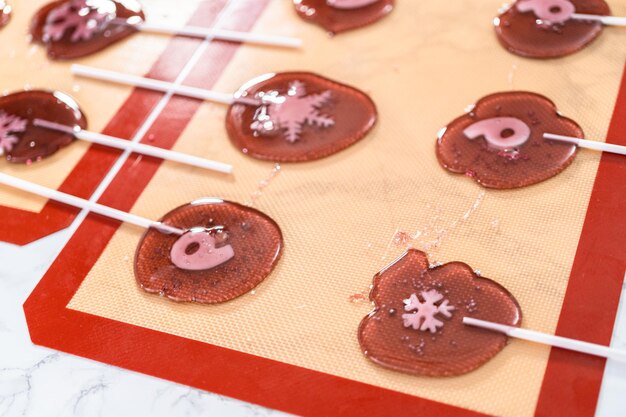 Hacer piruletas caseras con sabor a bayas con copos de nieve.