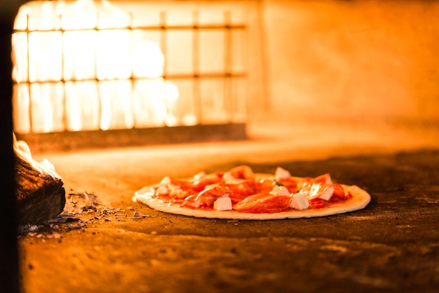 Hacer pizza estilo napolitana en un restaurante italiano.