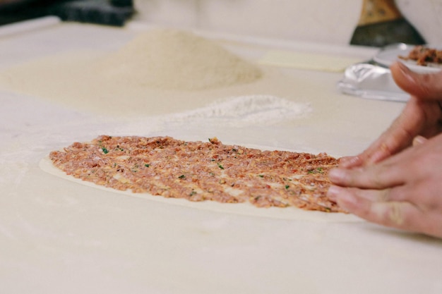 Hacer una pizza turca o comida rápida lahmacun y comida callejera popular en los países mediterráneos