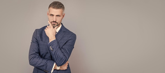 Hacer que el hombre se vea genial hombre fondo gris estilo formal tienda de ropa masculina banner de retrato de cara de hombre con espacio de copia | Foto Premium