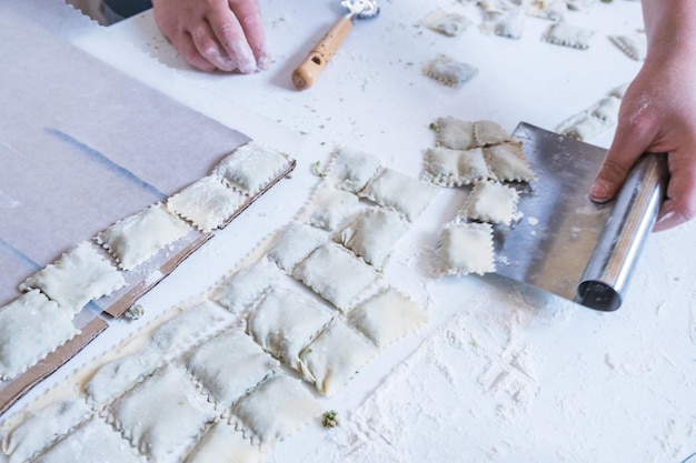 Hacer ravioles caseros tradicionales italianos.