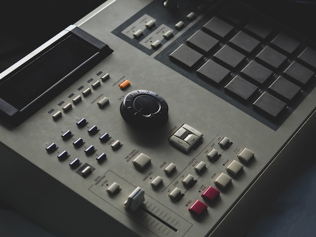 Foto hacer ritmos de hip hop en un controlador de caja de ritmos y tocadiscos en un estudio en casa
