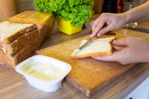 Hacer sándwich matutino en casa cocina espacio de copia