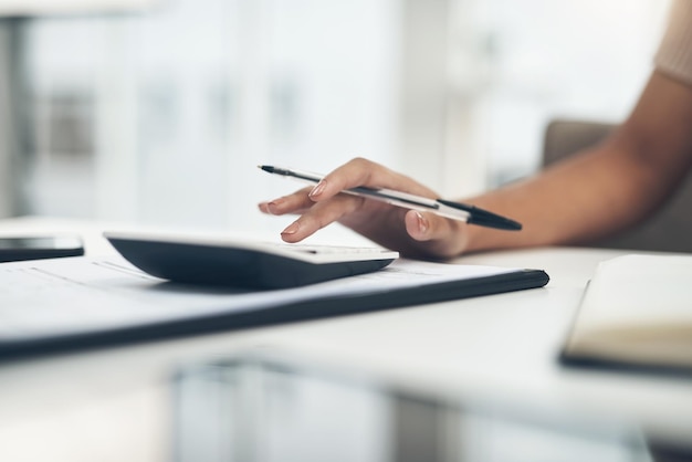 Hacer un seguimiento de su flujo de efectivo Captura de pantalla de una mujer de negocios irreconocible que calcula las finanzas en una oficina