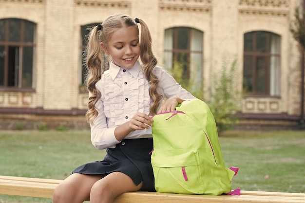 Hacer la tarea al aire libre Niño pequeño hacer la tarea Niña pequeña mochila escolar abierta Asignación de tarea Educación en el hogar Lección privada Escuela y estudio Ambiente de aprendizaje El mejor lugar para hacer la tarea