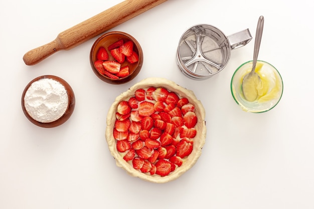 Hacer tarta de fresa La tarta está decorada con pequeños corazones