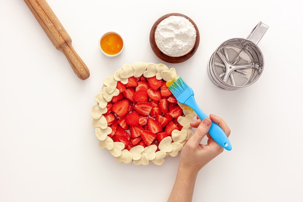 Hacer tarta de fresa La tarta está decorada con pequeños corazones