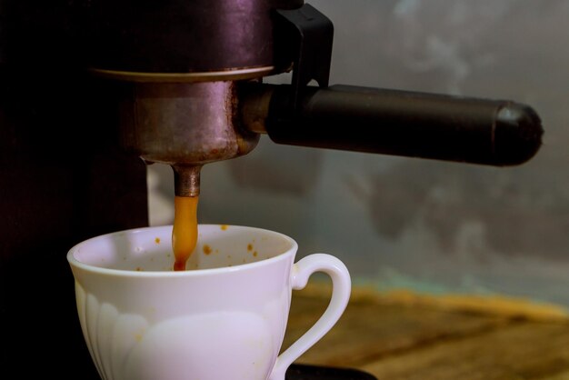 Hacer una taza de máquina de café espresso proceso de preparación de café