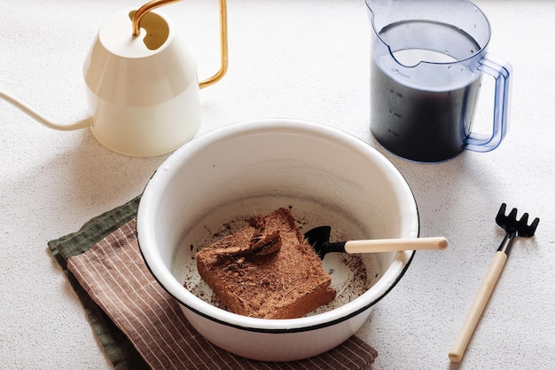 Hacer tierra para plantas a partir de sustrato de coco y humus.