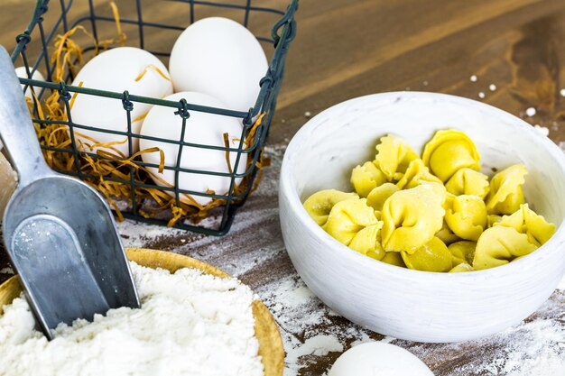 Hacer tortellini caseros de cuatro quesos con productos frescos de la granja.