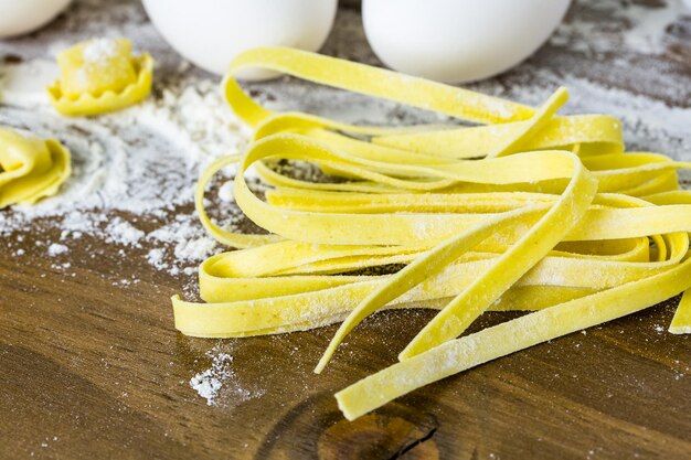 Hacer tortellini caseros de cuatro quesos con productos frescos de la granja.