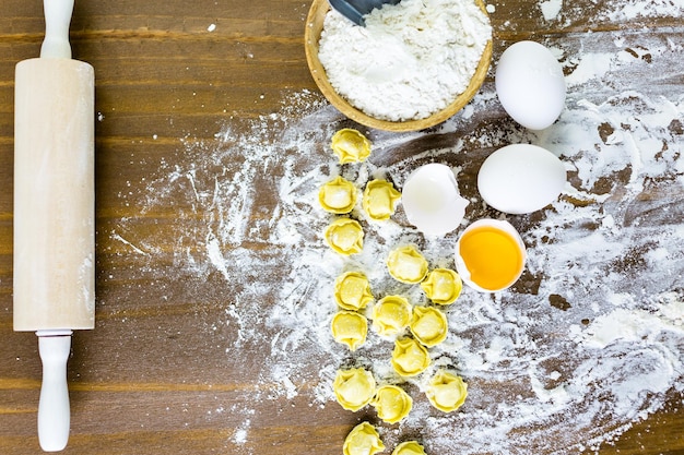 Hacer tortellini caseros de cuatro quesos con productos frescos de la granja.