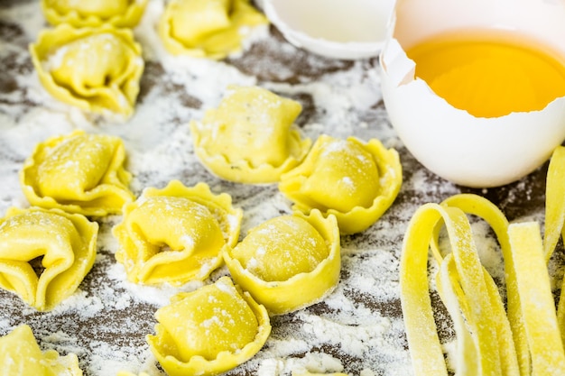 Hacer tortellini caseros de cuatro quesos con productos frescos de la granja.