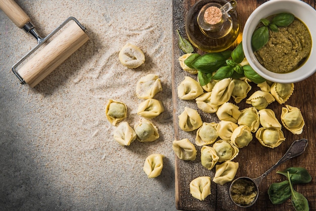 Hacer tortellini con espinacas frescasoverheadview