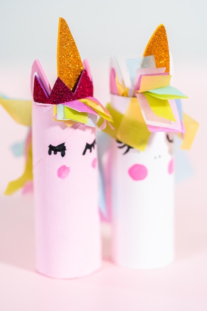 Hacer un unicornio con rollo de papel higiénico y papel artesanal