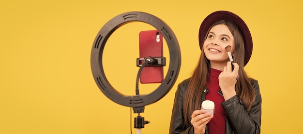 Hacer un video blog en un teléfono inteligente blogueando lámpara de luz weblog y vlog tutorial de maquillaje Cosméticos para diseño de afiches para niños adolescentes Banner de maquillaje para niños de belleza con espacio de copia
