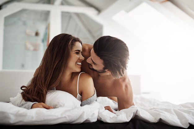 Haces que mis mañanas sean perfectas Toma de una pareja joven en su dormitorio en casa