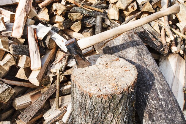 Hacha de carnicero de madera en cubierta para cortar leña