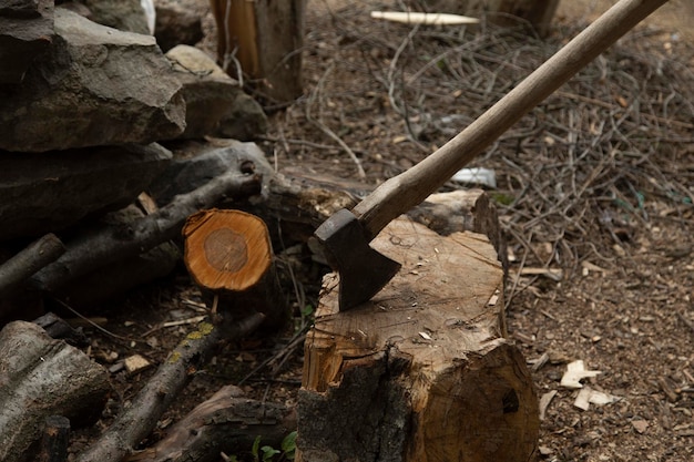 Un hacha en un tronco de madera.