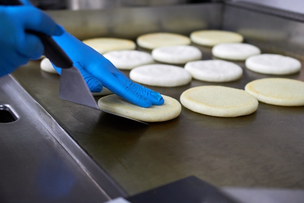 haciendo arepas venezolanas