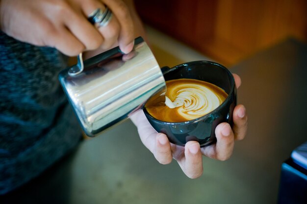 haciendo café caliente tiempo de relajación en la mañana arte latte