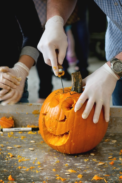 Haciendo calabazas de halloween