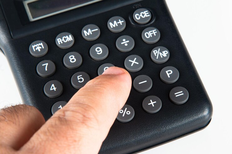 Foto haciendo cálculos en la calculadora