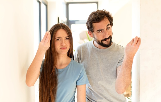 ¡Haciendo capice o gesto de dinero, diciéndole que pague sus deudas!