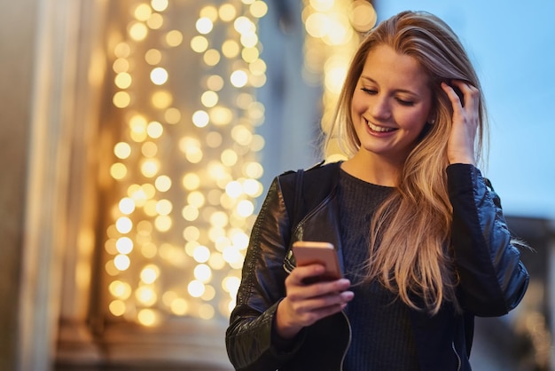 Haciendo esas conexiones de la gran ciudad Foto de una mujer atractiva usando un teléfono móvil en la ciudad