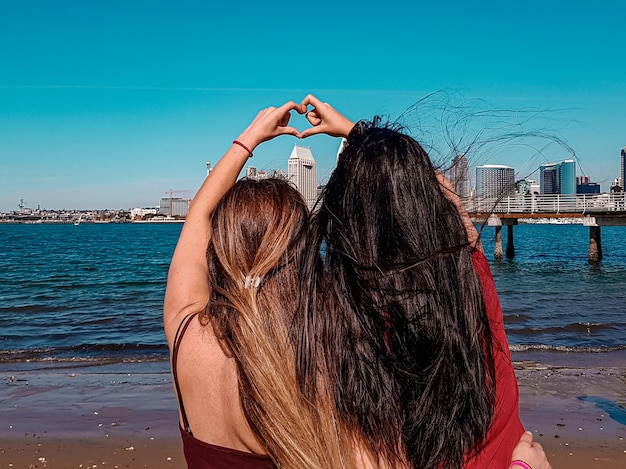 Haciendo un corazón en la playa