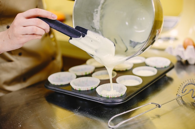 Haciendo cupcakes. Confitero. Herramientas para hornear.