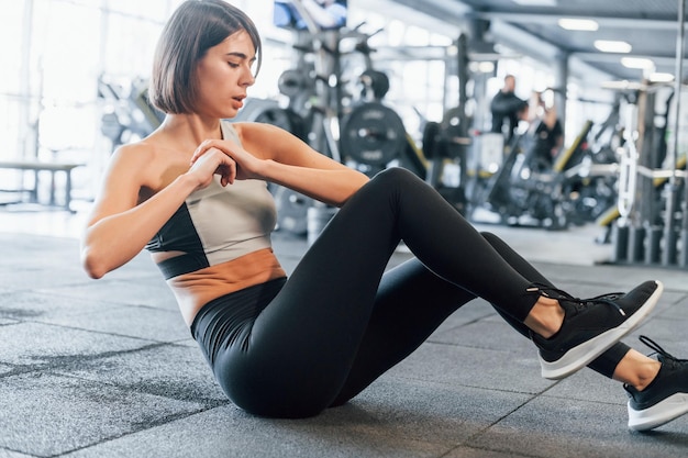 Mujer Atractiva Con El Estómago Delgado Hacer Ejercicios Abdominales Con La  Rueda. Ejercicio Ejercicios En Casa Para Bajar De Peso Fotos, retratos,  imágenes y fotografía de archivo libres de derecho. Image 58819191