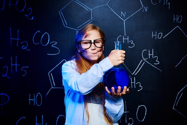 Foto haciendo un experimento serio en el laboratorio.