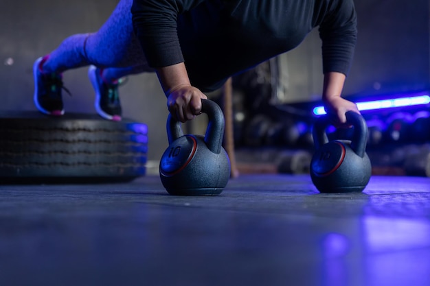 haciendo flexiones en kettlebells