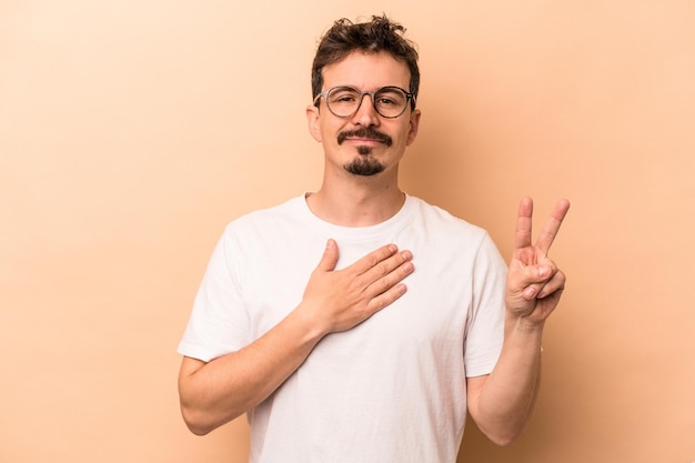 Haciendo un juramento poniendo la mano en el pecho