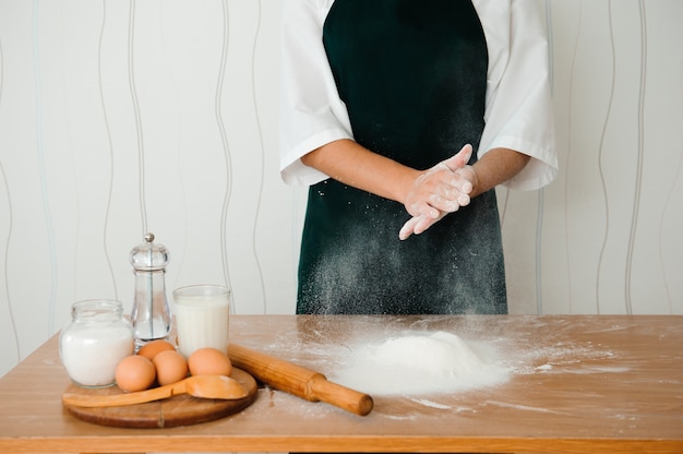 Haciendo masa por manos femeninas en panadería