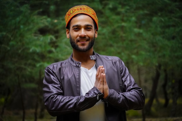 Foto haciendo namaskara un hombre de himachal pradesh en traje tradicional