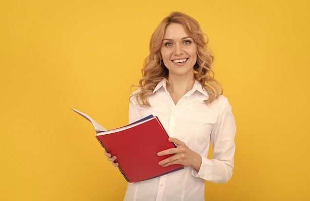 Haciendo notas mujer alegre en camisa blanca oficinista con profesor de cuaderno o secretaria