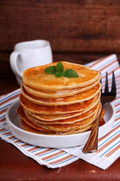 Haciendo panqueques en Shrove Tuesday en un tazón blanco