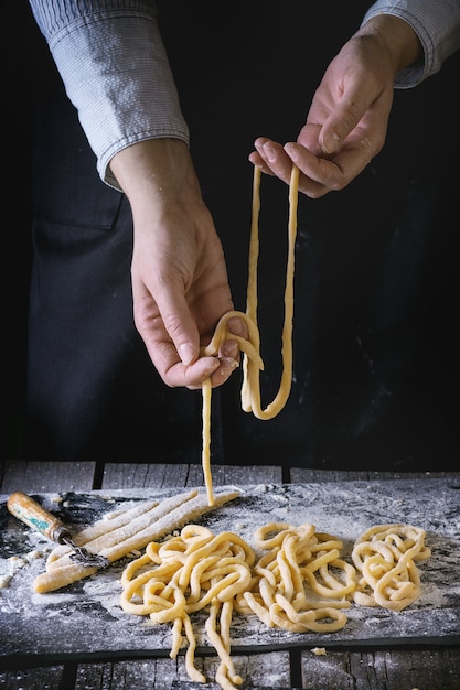 Haciendo pasta por manos femeninas