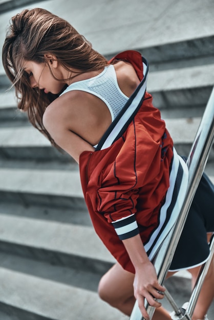 Estilo deportivo. atractiva mujer joven en ropa deportiva