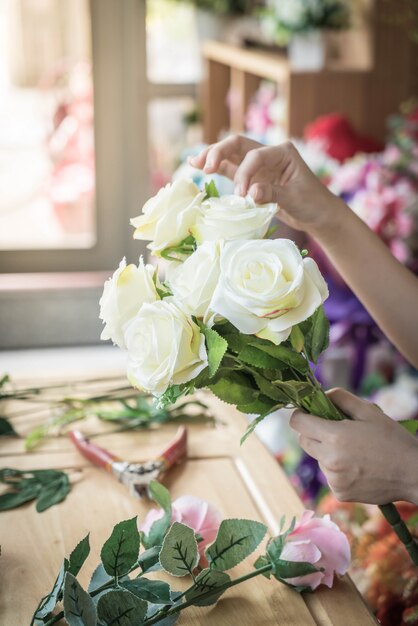 Foto haciendo un ramo moderno de flores