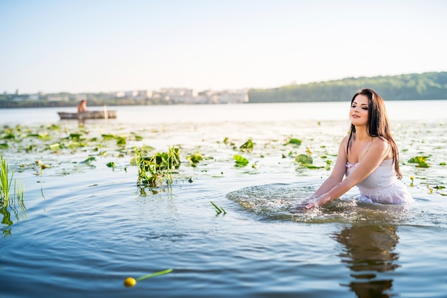 Haciendo salpicaduras de agua por linda mujer