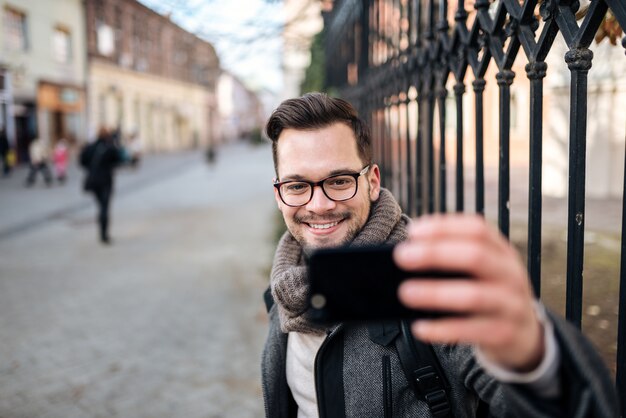 Haciendo un selfie en la calle de la ciudad.