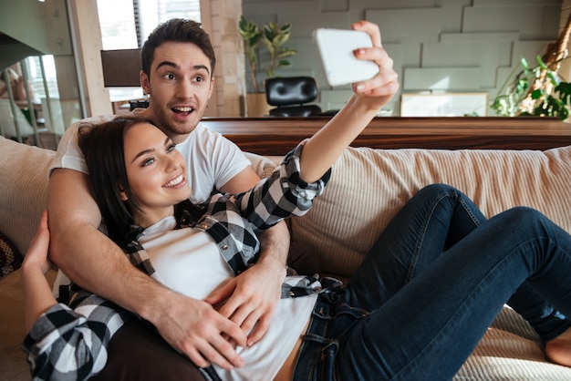 Haciendo selfie de pareja