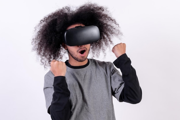 Haciendo el símbolo de la victoria en un videojuego VR Hombre joven con cabello afro sobre fondo blanco