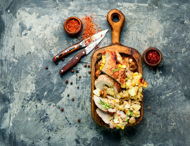 Foto hackbraten mit ananas und käse