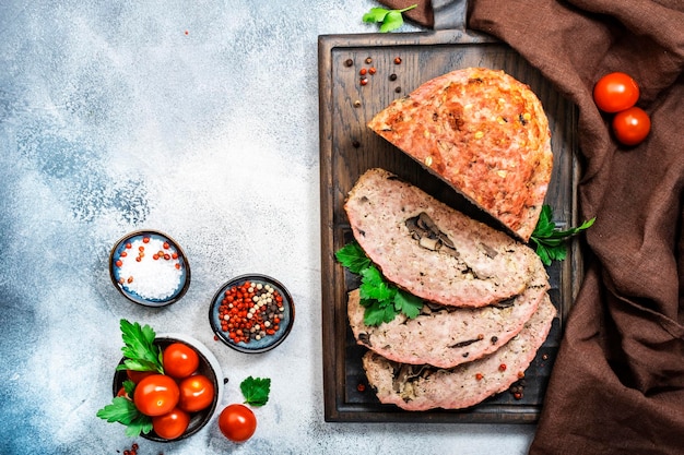 Hackbraten mit Mushrooms klassisches amerikanisches Essen mit gebackenem Schweinefleisch Rinderhackfleisch auf Schneidebrett Draufsicht