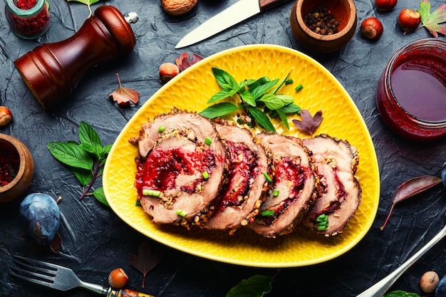 Hackbraten, Porchetta mit Pflaume